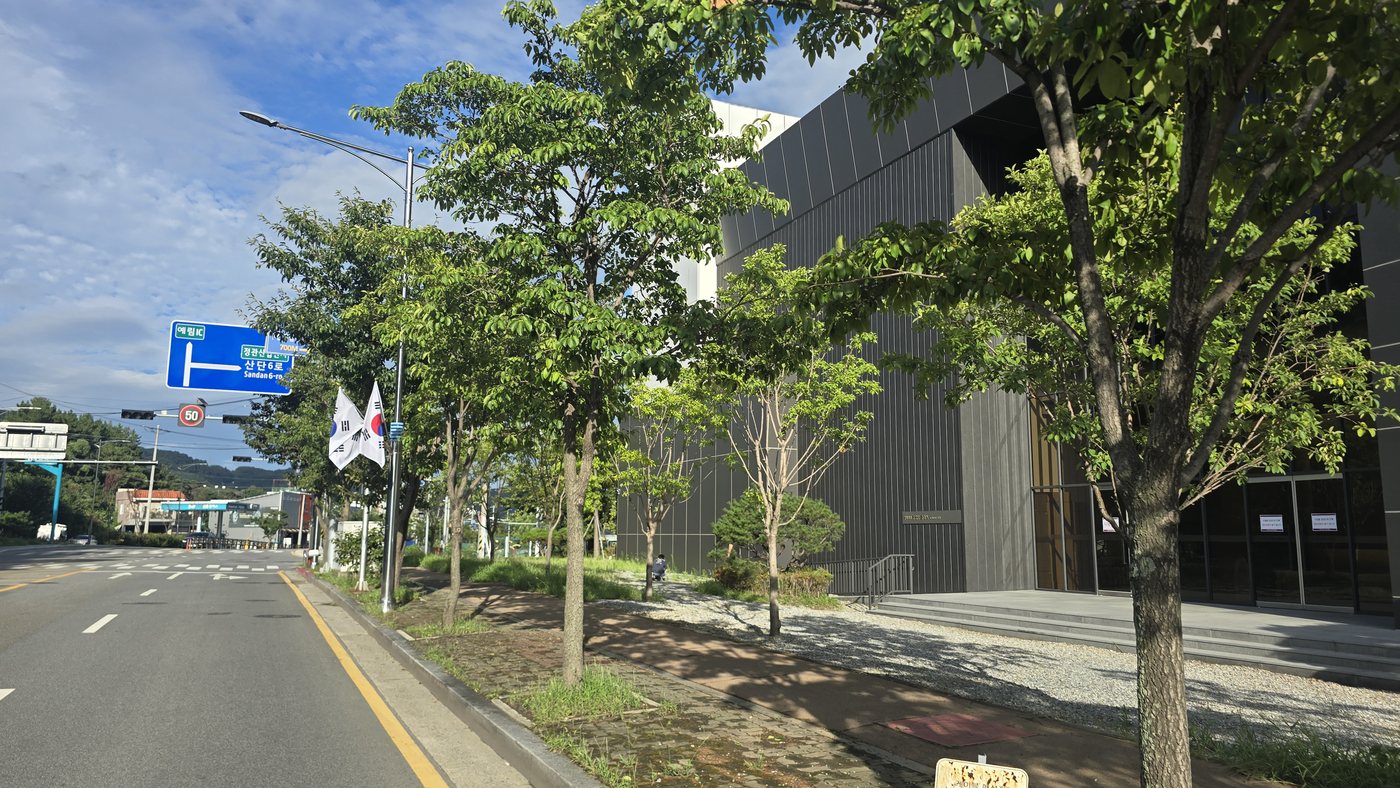 부산 장안지구 중흥S-클래스 견본주택 외관과 선착순 동·호 지정 계약 안내 현수막